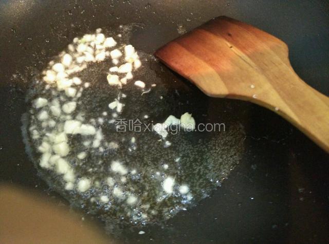 热锅下油炒香蒜蓉