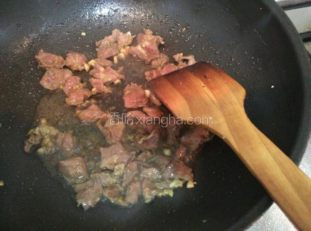 放入瘦肉炒八成熟捞起备用