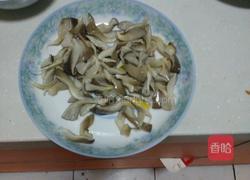 蘑菇炒蛋的做法图解1