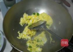 蘑菇炒蛋的做法图解2