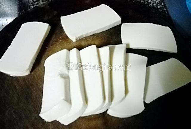 白豆腐一块，切成一块块的，如图所示