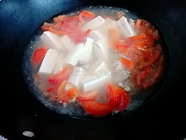 几分钟后再倒入白豆腐煮几分钟