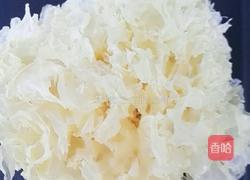 银耳、百合、莲子羹的做法图解1