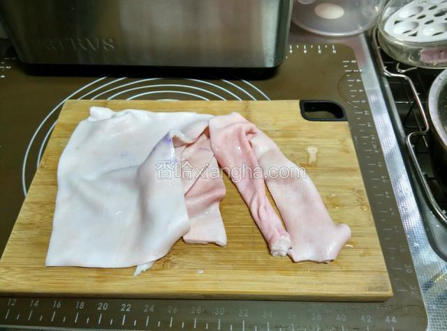 将肉皮上的毛拔干净，清洗后备用