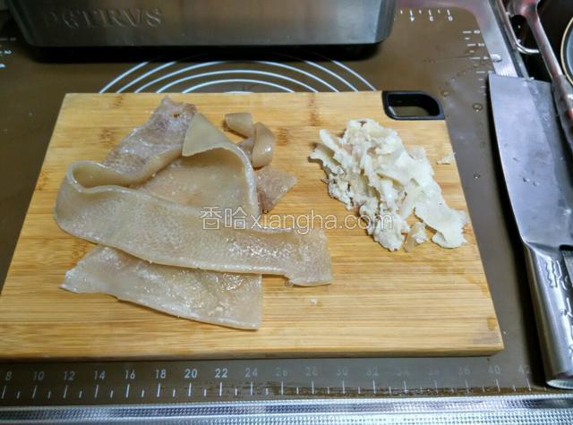趁热把肉皮上的肥油划下来
