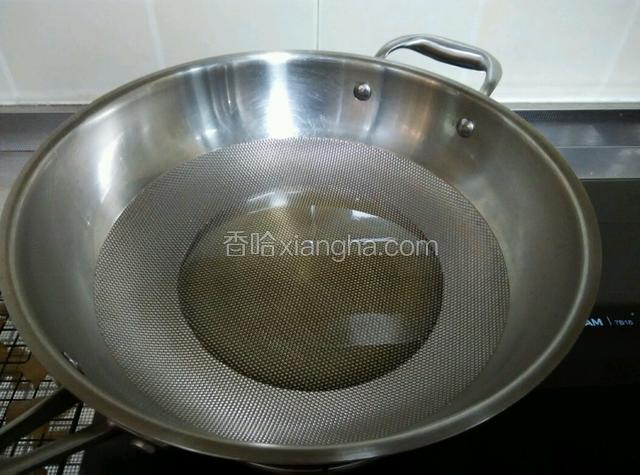 取一油锅，加适量菜籽油