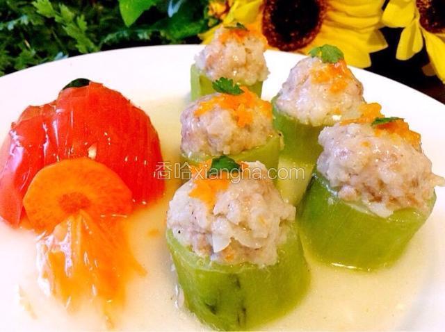 盘中码上黄瓜，把汁浇在上面即可。