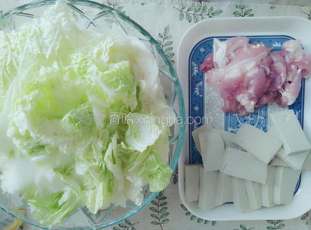 猪肉，白菜和豆腐均切片