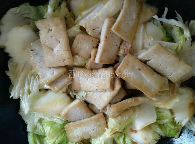 用锅里的余油煸香葱姜蒜，煸出香味后将肉片倒入，并加适量生抽翻炒，炒至肉片变色下入白菜，将白菜炒软后将煎好的豆腐块放入锅中，加适量的清水，盐，十三香大火煮开。