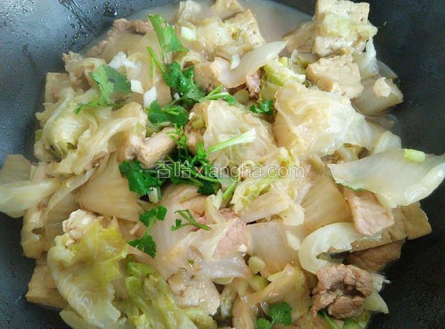 调中火炖十分钟左右，加入鸡精盛出撒上香菜即可