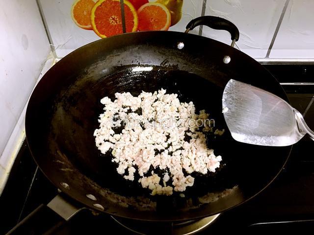 炒锅中倒入少许油，待油温六成热时将肉馅放入锅中炒散。转小火，耐心将肉馅煸炒两至三分钟，直至肉馅略微发干。