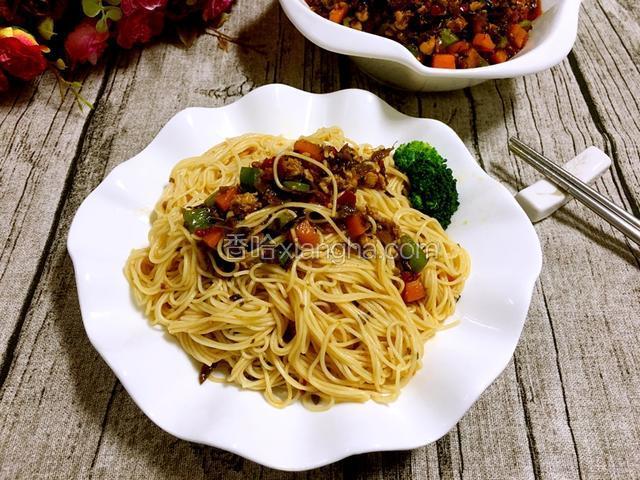 这款芽菜肉丁酱可拌面、拌米饭，用途多着呢。