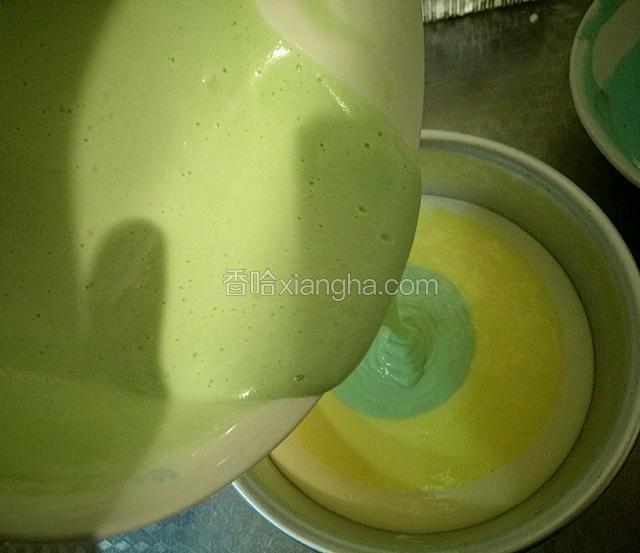 用同样的手法把分量第三多的彩色蛋糕糊，对准圆心缓缓倒入