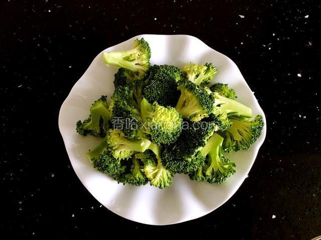 西兰花买回来之后，要用大量的盐水浸泡半小时以上，或者用小苏打浸泡。因为西兰花是农药非常浓烈的蔬菜，加上表面凹凸，更容易有农药残留，一定要处理好方可食用。浸泡好冲洗干净的西兰花，切成块。