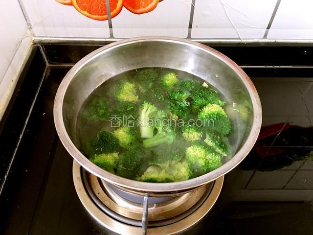 锅中做水，放入一点油，将西兰花焯熟。