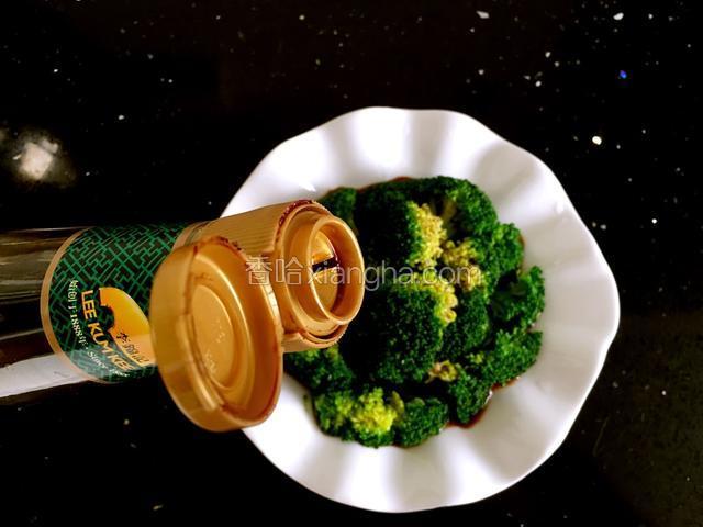 过凉后的西兰花摆盘。倒入蒸鱼豉油。


