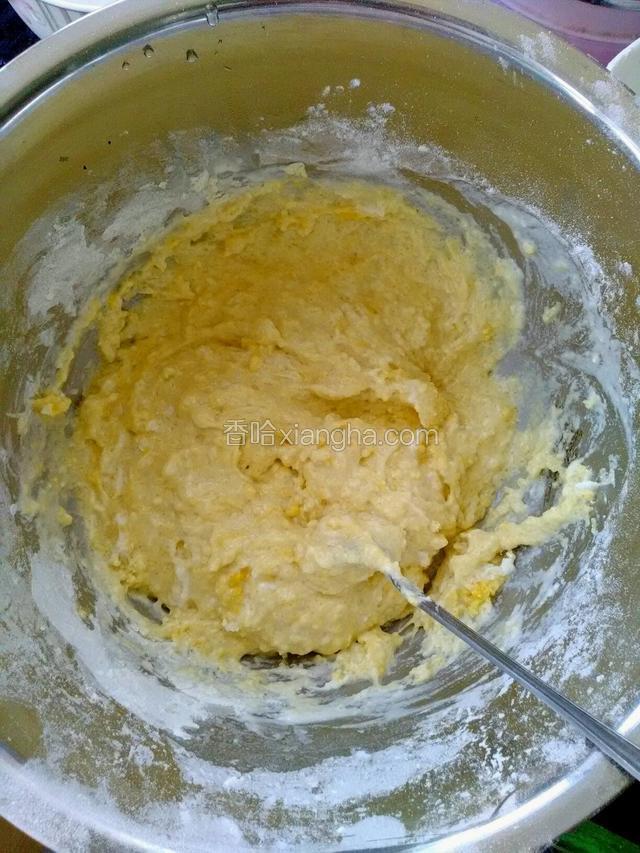 蛋黄和泡打粉加水搅拌好