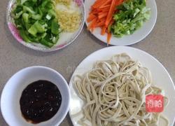 黄豆酱拌素面的做法图解1