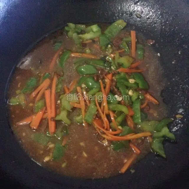 黄豆酱兑入适量的水倒入锅里收汁，做成拌面酱，撒入芹菜末
