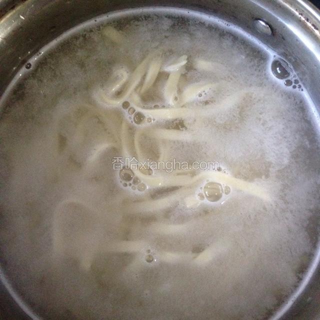 另起锅煮一下面条，烫熟