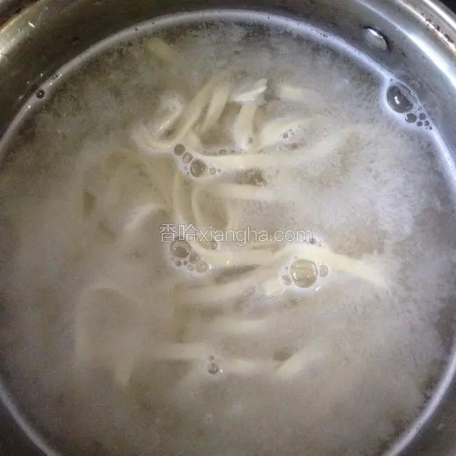 另起锅煮一下面条，烫熟