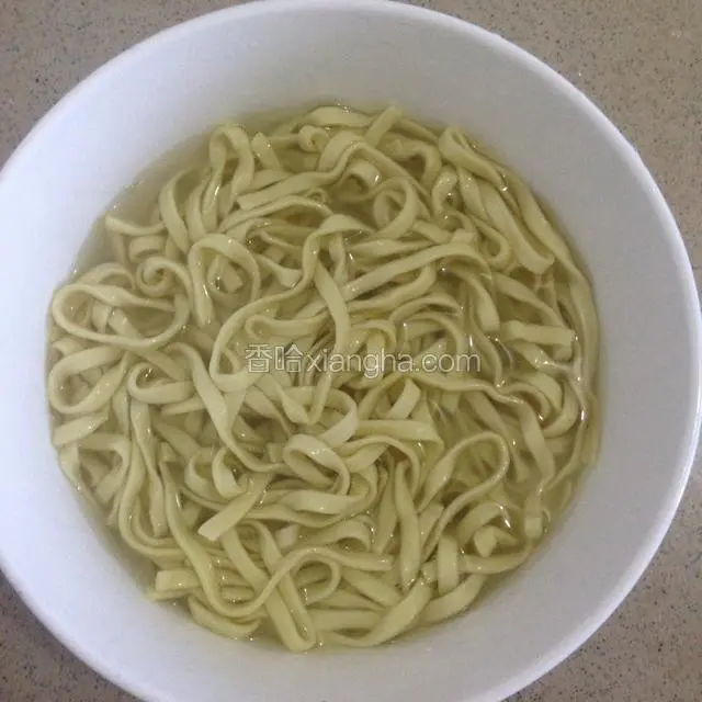 用凉开水泡开，使面条有韧性感