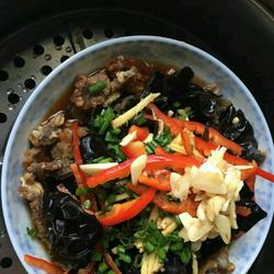木耳酥肉蒸碗。