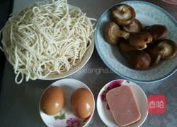 香菇火腿鸡蛋面的做法图解1