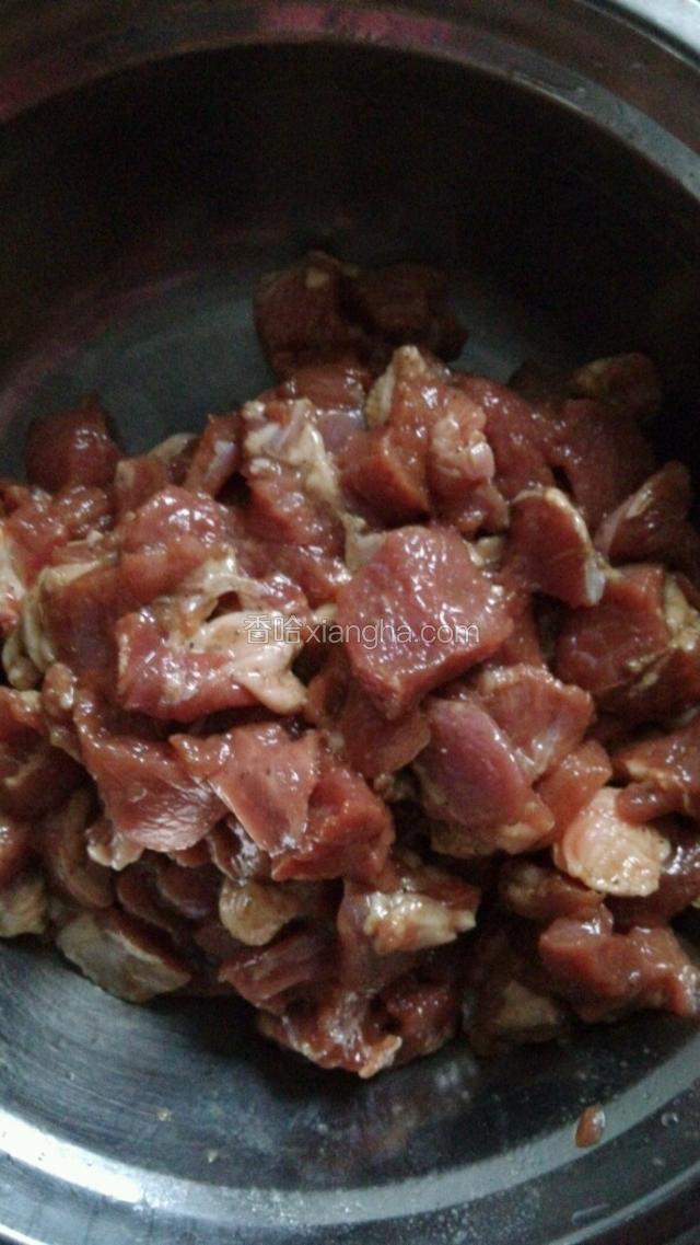 戴上一次性手套用手抓匀，腌制一夜