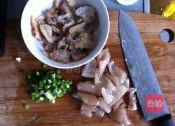 猪皮肉渣炒白菜的做法图解1