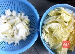 猪皮肉渣炒白菜的做法图解2