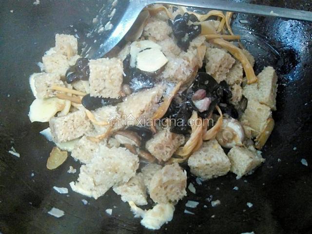 煮至锅中汤汁浓稠，再加一勺食盐、一勺白糖。翻炒均匀。