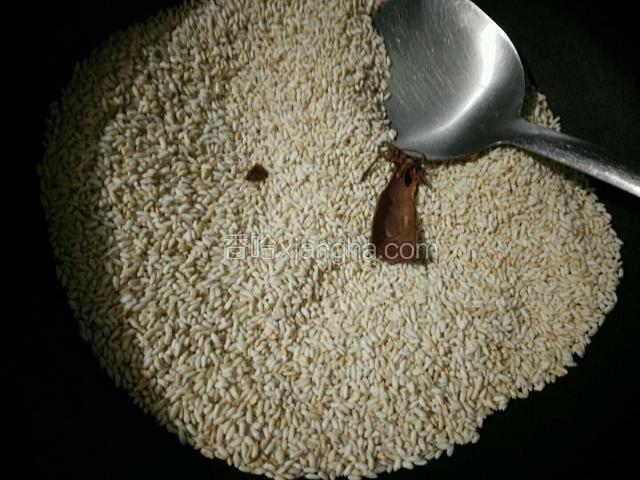 待米粒开始发黄膨胀时，下入八角桂皮炒出香味