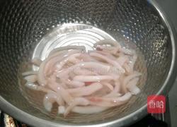 葱爆鱿鱼的做法图解2