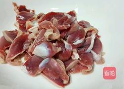 鸭胗炒芹菜的做法图解1