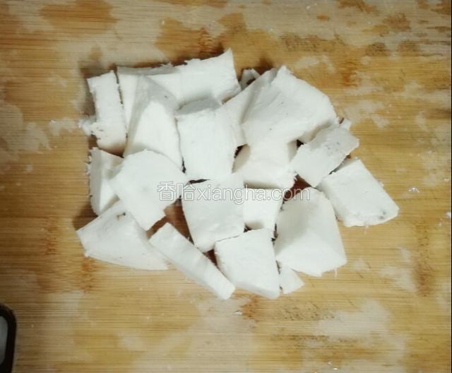 粉葛洗干净污泥削皮切小块。