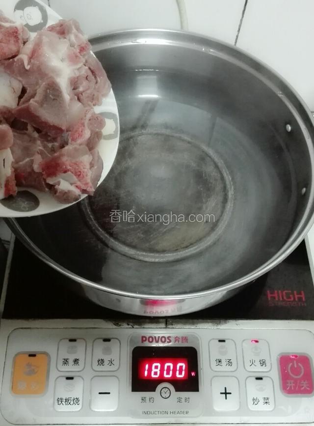 汤锅准备好水，把猪骨倒进去开大火烧开。