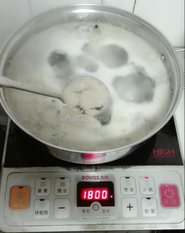 水开后会有一层泡沫，拿汤勺轻轻的撇开上面那一层扔掉。