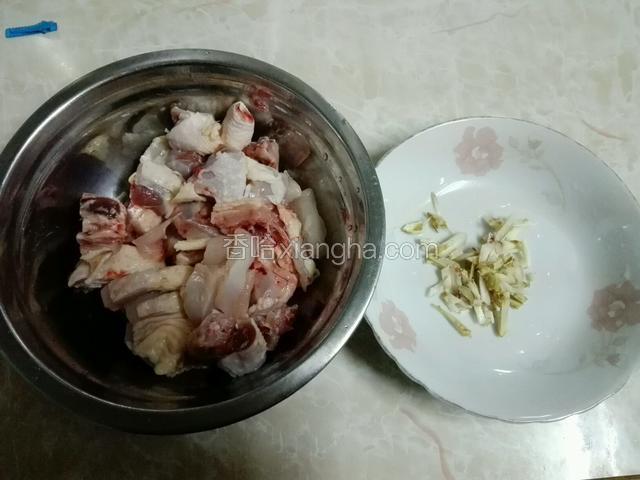 鸡肉洗干净斩块，生姜，沙姜洗干净切碎