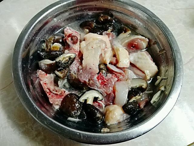 然后把冬菇洗干净，切小朵放到鸡肉里，加入适量水