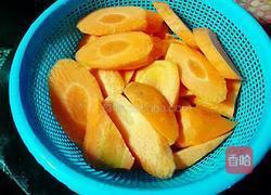 胡萝卜莲藕猪骨汤的做法图解5