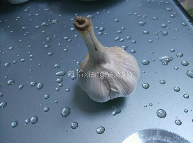 大蒜头，切成碎末。