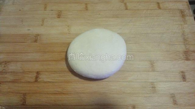 将面和成团，用保鲜膜包上饧10分钟，然后将面团揉到光滑上劲即可