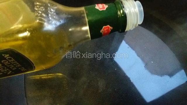 烧一锅开水加适量的盐和少许橄榄油将洗净的菠菜烫至断生捞出。