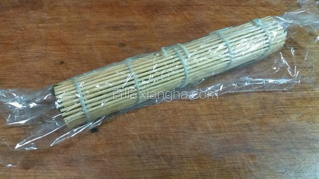 用保鲜膜包好，放入冰箱冷藏两小时定型。