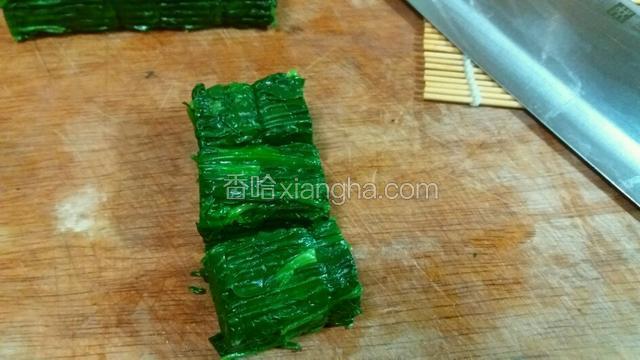 取出定型的菠菜，用快刀均匀切成六段。