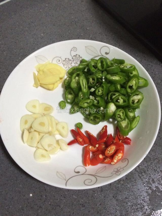 把姜蒜切片，辣椒切块备用。