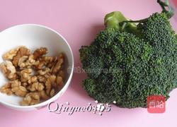 西兰花炒核桃仁的做法图解1