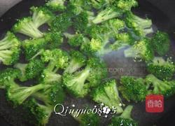 西兰花炒核桃仁的做法图解3