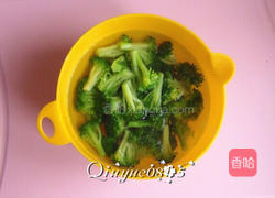 西兰花炒核桃仁的做法图解4